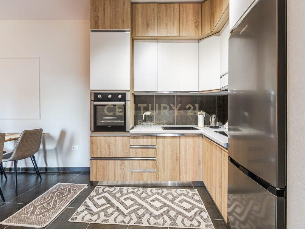 RRUGA E KAVAJËS – APARTAMENT 1+1 ME QIRA, PRANË QENDRËS