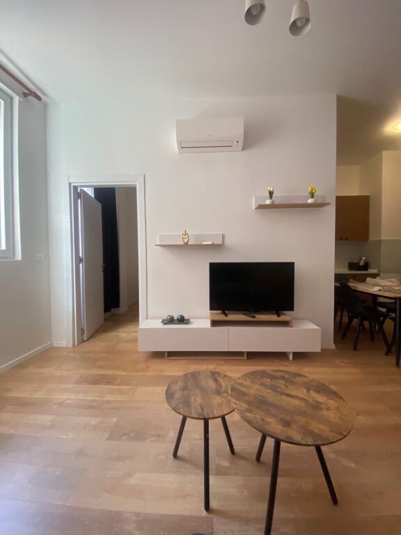 Jepet me qira apartament 1+1 (pa ballkon) 📍 Rr. Dervish Hekali, mbi Shkollën e Kuqe