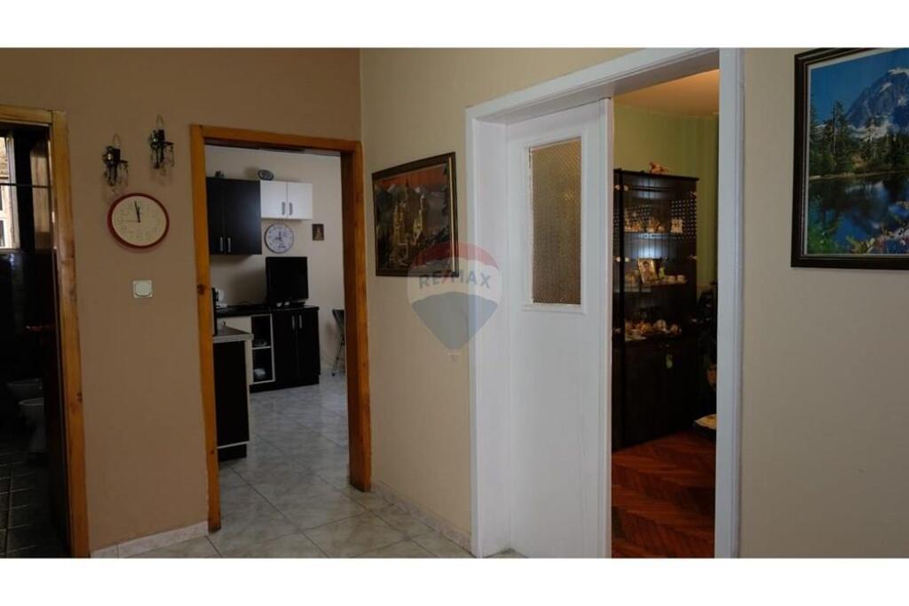 Apartament 2+1 në Qendër, përballë Bankës !