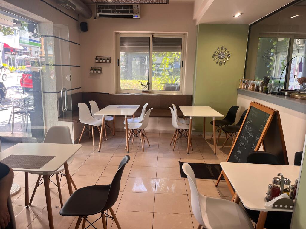 📣 LOCALE COMMERCIALE IN VENDITA📍 Posizione: Via Zihni Sako, vicino a Varri i Bamit (sulla strada principale) 💶 Prezzo: 10.000 euro