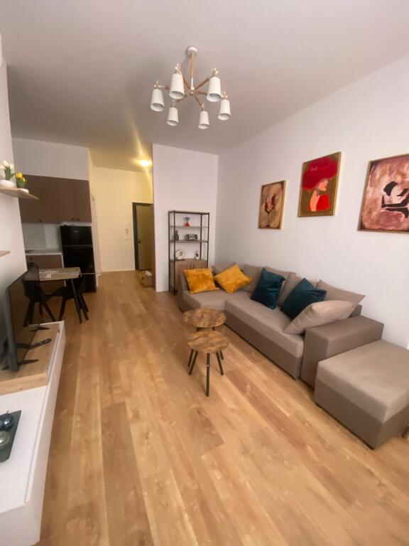 Jepet me qera 1+1 mobiluar shkolla kuqe dhe per Airbnb 599 eu