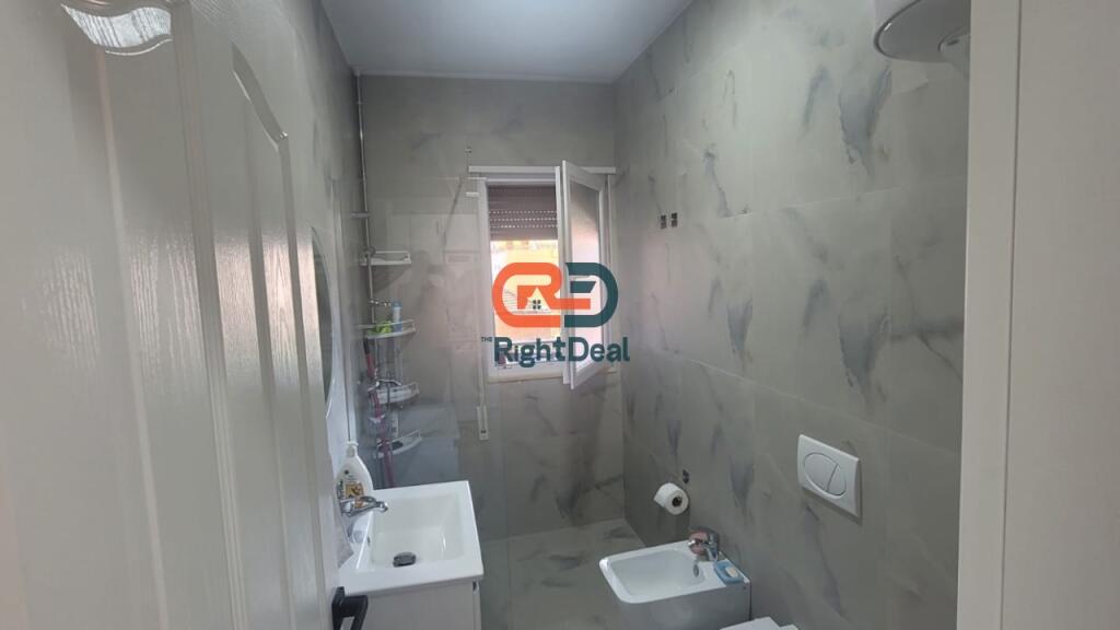 Tek Shkolla E Kuqe, Jepet Me Qira Apartament 2+1, I Sapo Investuar Dhe Me Post Parkimi !!