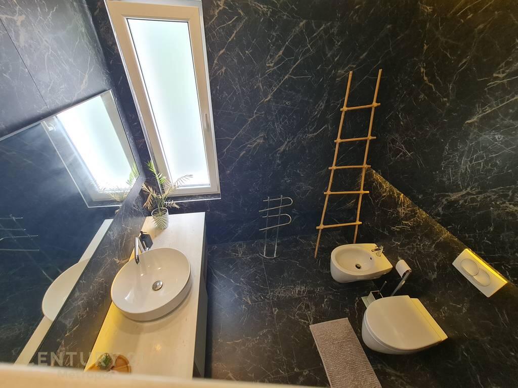 VILË INDIVIDUALE ME PISHINË ME QIRA AFËR TEG! 4,500 € /muaj
