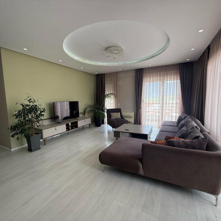 APARTAMENT MODERN ME QIRA 3++2 TE KOMPLEKSI FZ LIQENI ARTIFICIAL . TIRANE