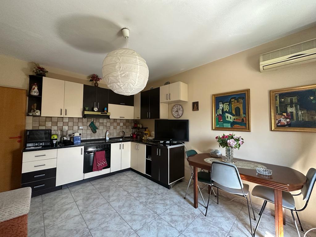 Apartament 2+1 në Qendër, përballë Bankës
