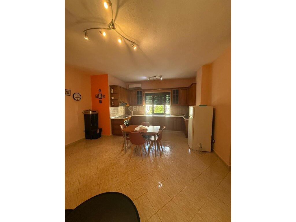 Jepet me Qera apartament 1+1 në Plazh Iliria, Durrës    350 € /Muaj