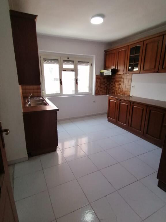 Jepet Me Qera Apartament 2+1+1 Ballkon