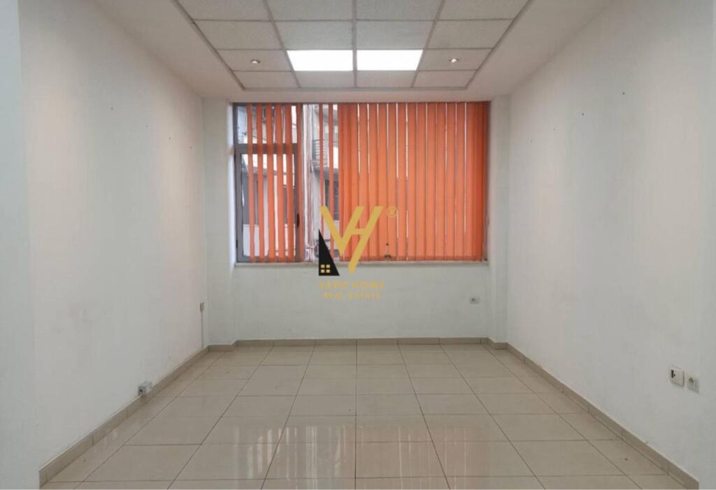 AMBIENT 30 M2 ME QIRA TE RRUGA E DIBRES 30.000 LEKE