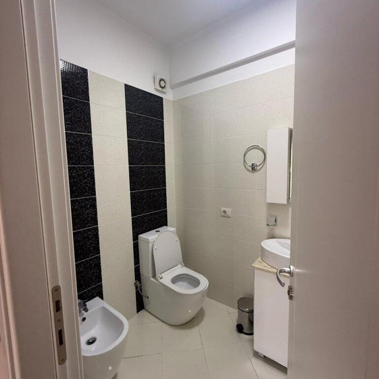 APARTAMENT MODERN ME QIRA 3++2 TE KOMPLEKSI FZ LIQENI ARTIFICIAL . TIRANE