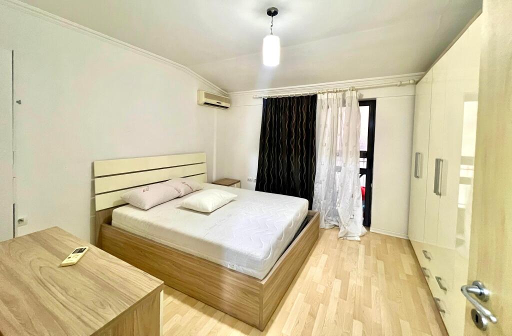 🏡 Jepet me Qera: 2+1+3 Ballkone📍Bllok (Kafe Roma) - Kt.3 - 800€ - Sp.112m² || Zone e Aksesueshme  Q5396 Th.Gj  Te dhenat e ndarjes: - 2 dhoma gjumi - 1 sallon +  kuzhine - 1 tualet  - 1 korridor  - 3 ballkone   ✅SIP Neto: 112m² ✅KATI:3 ✅KATET E PALLATIT: 5 ✅Pallat Ekzistues ✅ASHENSOR: JO ✅HIPOTEKE: PO  - Mund te jepet dhe per AIRBNB (Qira Ditore) - Ofrohet pet qira apartament modern dhe i mobiluar ne zonen me te preferuar te Tiranes - Bllok - Kondicioner ne cdo ambient - Dritare te medha qe sigurojn ndricim natyral - Akses i lehte ne rruget kryesore te qytetit - Transport publik prane pallatit  Cmimi: 800€/Muaj  Kontaktoni ne Tel / Whatsapp: 
