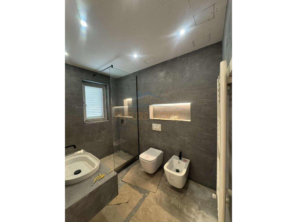 Shitet Apartament 3+1+2 – Kryqëzimi i Komunës së Parisit