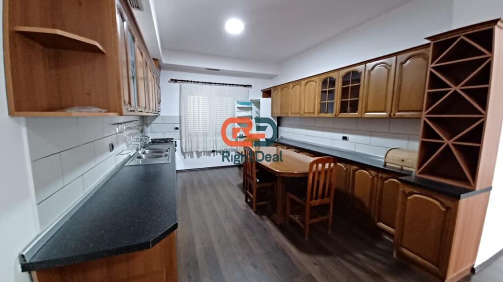 Ne Fresk, Jepet Me Qira Apartament 1+1, Me Planimetri Te Rregullt Dhe Hapesira Te Bollshme!!