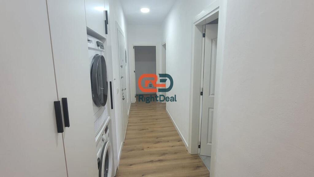 Tek Shkolla E Kuqe, Jepet Me Qira Apartament 2+1, I Sapo Investuar Dhe Me Post Parkimi !!