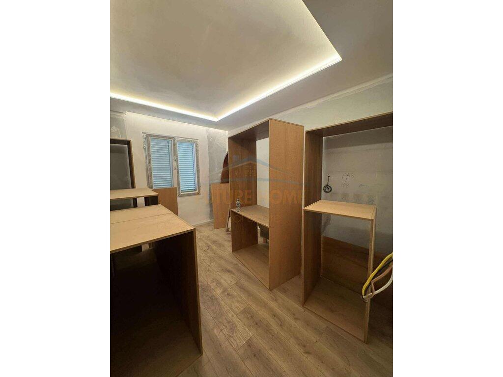 Shitet Apartament 3+1+2 – Kryqëzimi i Komunës së Parisit