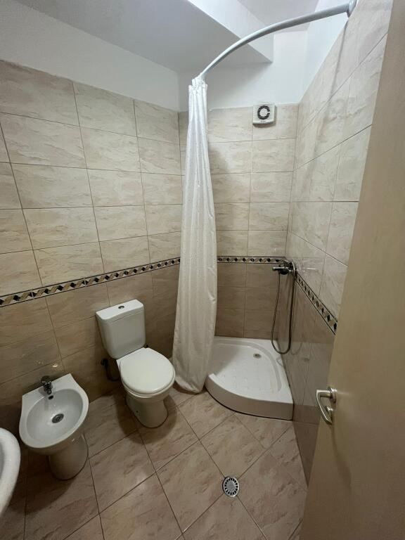 Nella zona di Liqeni i Thate, Rr. Peti, si affitta un appartamento 1+1 arredato, 48.000 Leke