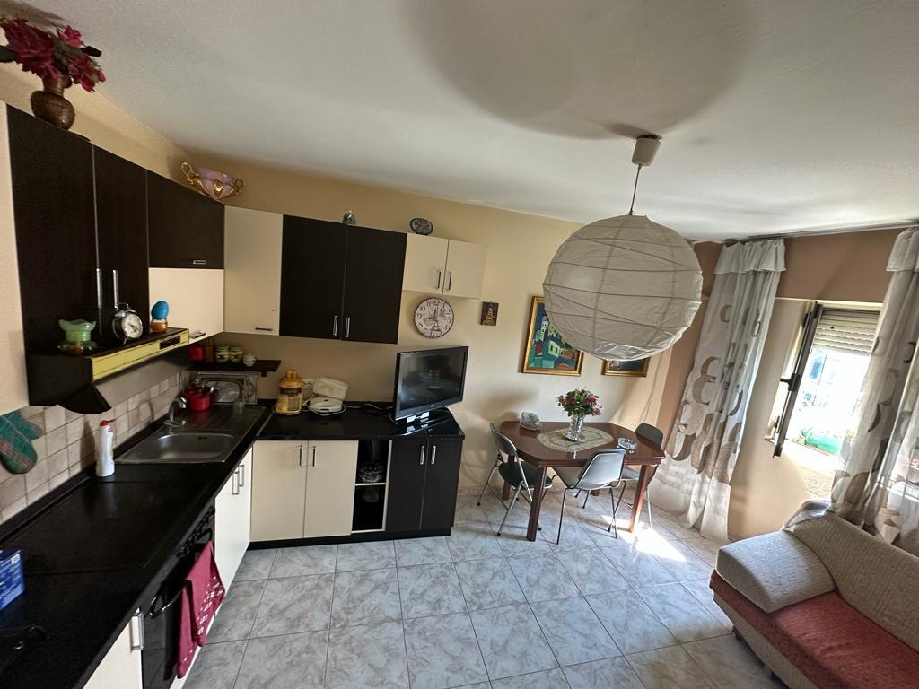 Apartament 2+1 në Qendër, përballë Bankës