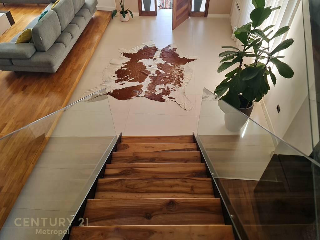 VILË INDIVIDUALE ME PISHINË ME QIRA AFËR TEG! 4,500 € /muaj