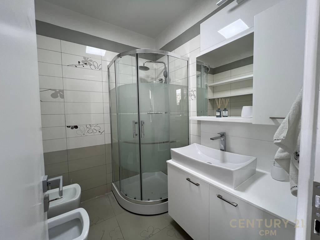 Apartament 3+1 per qira tek Pazari i Ri!