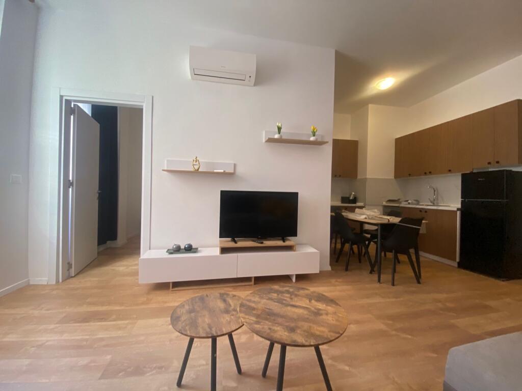 Jepet me qira apartament 1+1 (pa ballkon) 📍 Rr. Dervish Hekali, mbi Shkollën e Kuqe