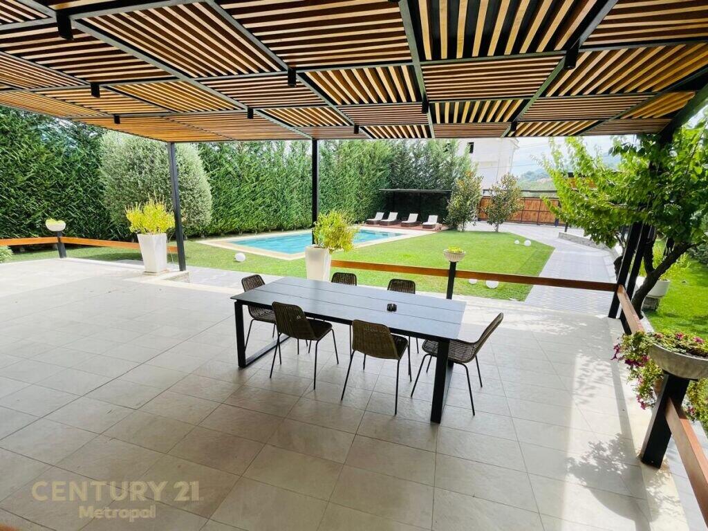 VILË INDIVIDUALE ME PISHINË ME QIRA AFËR TEG! 4,500 € /muaj
