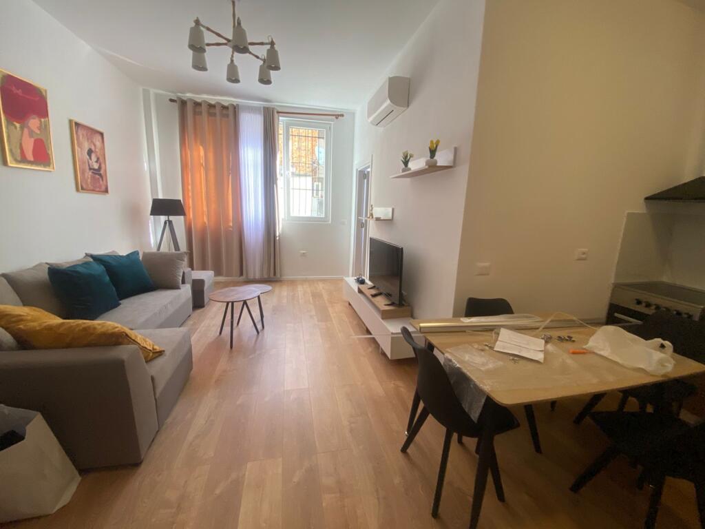 Jepet me qera apartament 1+1 rruga "dervish hekali" mbi shkollen e kuqe