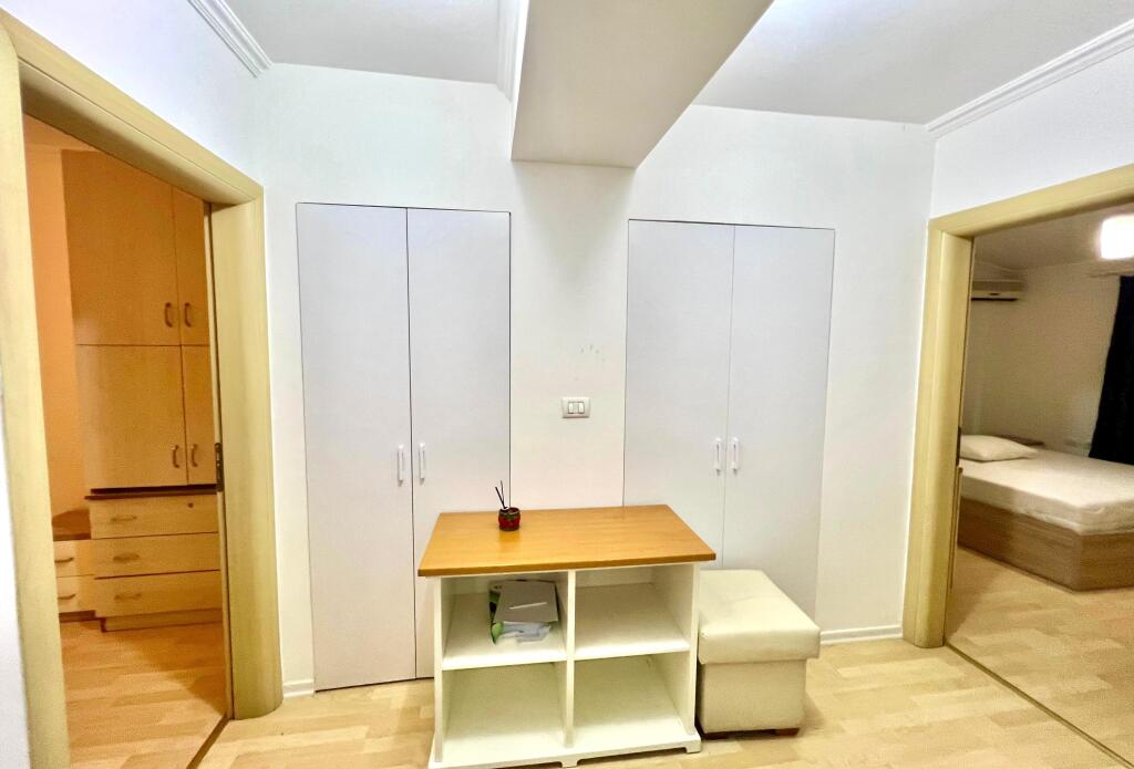 🏡 Jepet me Qera: 2+1+3 Ballkone📍Bllok (Kafe Roma) - Kt.3 - 800€ - Sp.112m² || Zone e Aksesueshme  Q5396 Th.Gj  Te dhenat e ndarjes: - 2 dhoma gjumi - 1 sallon +  kuzhine - 1 tualet  - 1 korridor  - 3 ballkone   ✅SIP Neto: 112m² ✅KATI:3 ✅KATET E PALLATIT: 5 ✅Pallat Ekzistues ✅ASHENSOR: JO ✅HIPOTEKE: PO  - Mund te jepet dhe per AIRBNB (Qira Ditore) - Ofrohet pet qira apartament modern dhe i mobiluar ne zonen me te preferuar te Tiranes - Bllok - Kondicioner ne cdo ambient - Dritare te medha qe sigurojn ndricim natyral - Akses i lehte ne rruget kryesore te qytetit - Transport publik prane pallatit  Cmimi: 800€/Muaj  Kontaktoni ne Tel / Whatsapp: 