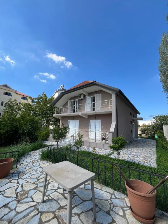 Villa comoda in affitto ad Ali Demi, ideale per la vita familiare