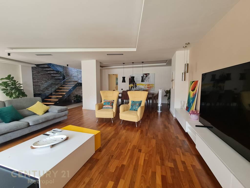 VILË INDIVIDUALE ME PISHINË ME QIRA AFËR TEG! 4,500 € /muaj