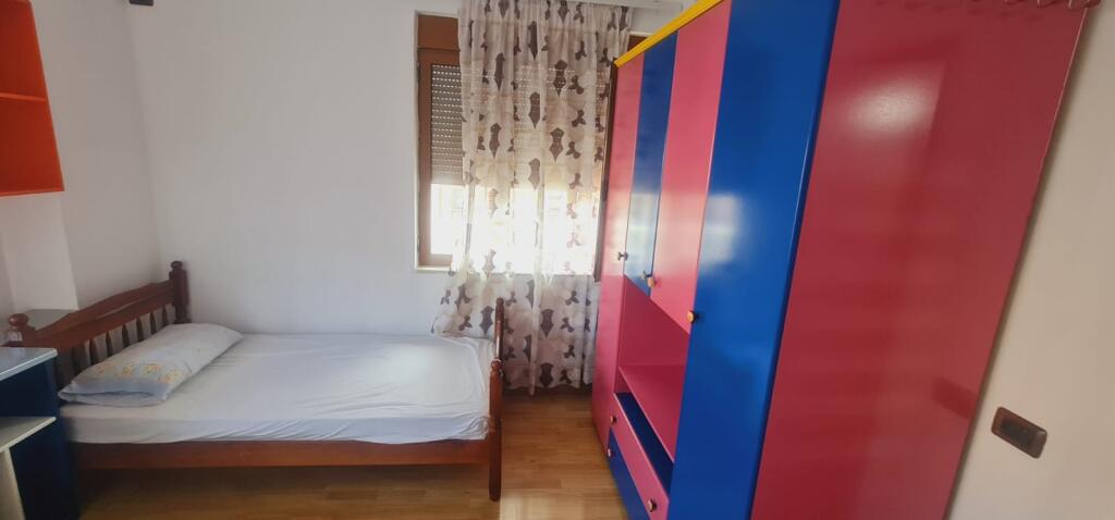 Apartament me qira 2+1+2 – Laprakë (pas Kupolës, KMY)