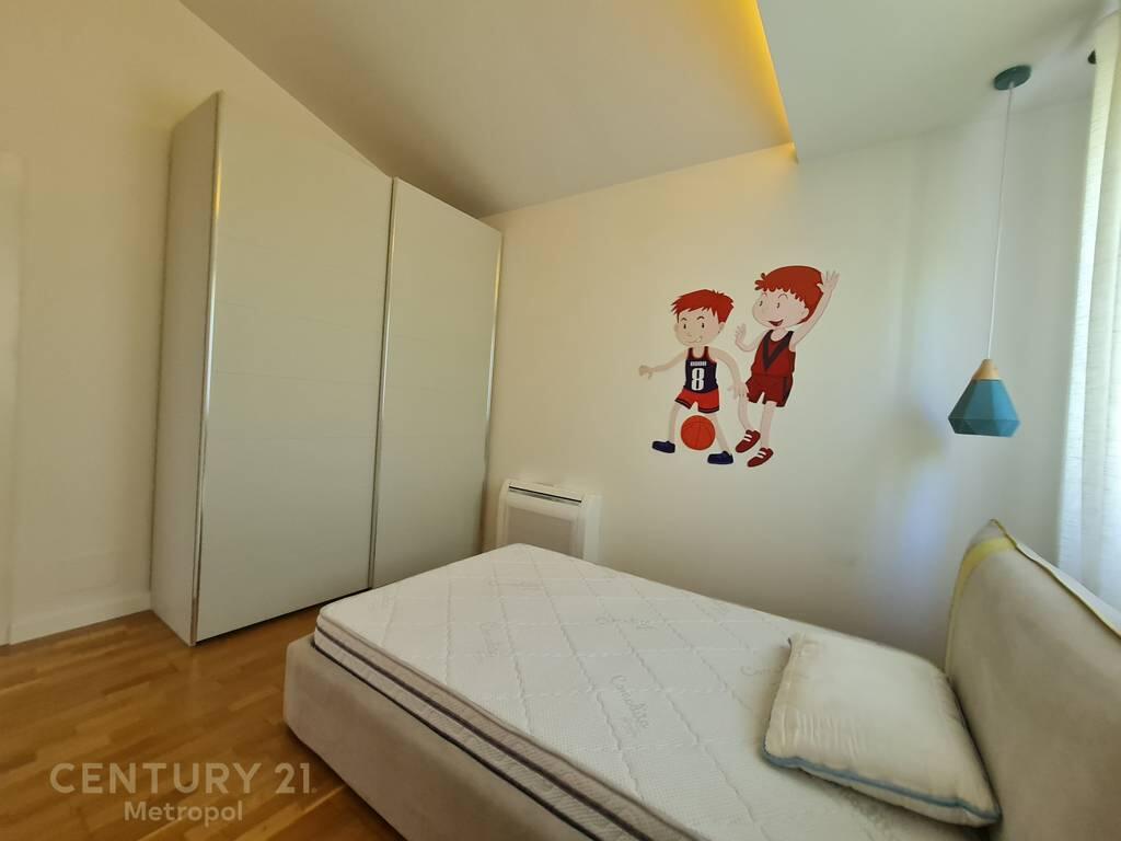 VILË INDIVIDUALE ME PISHINË ME QIRA AFËR TEG! 4,500 € /muaj