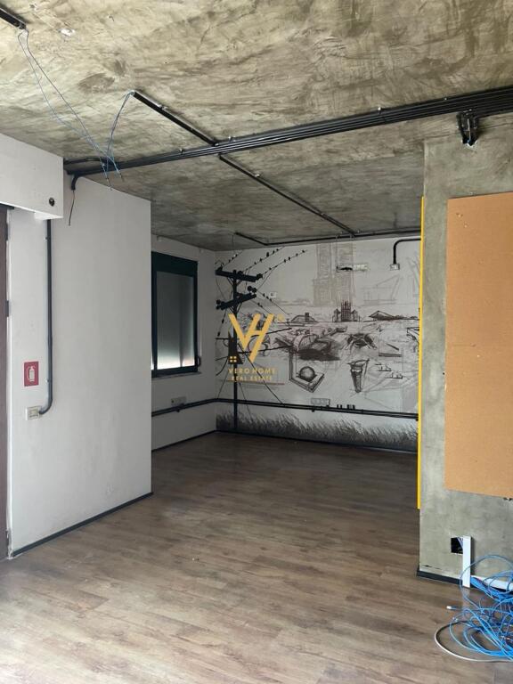 JEPET AMBIENT KOMERCIAL 220 M2 ME QERA NE MYSLYM SHYR 1.100 EURO