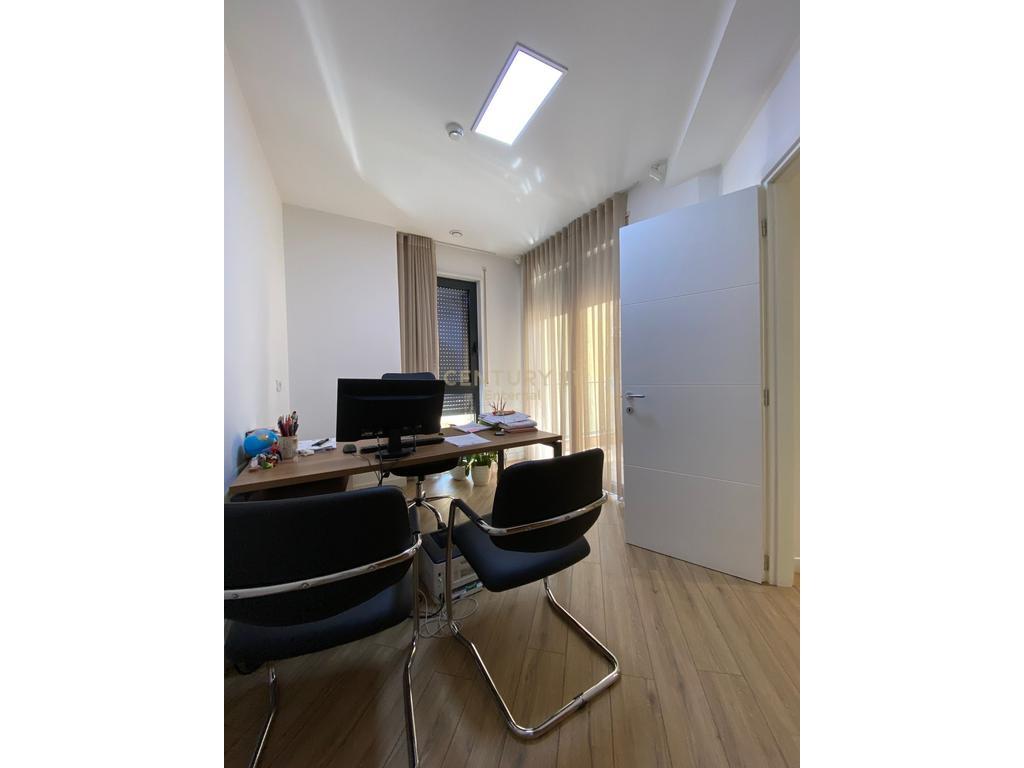 Jepet me Qira Ambjent per Zyra plus 4 poste Parkimi           4,500 € /Muaj