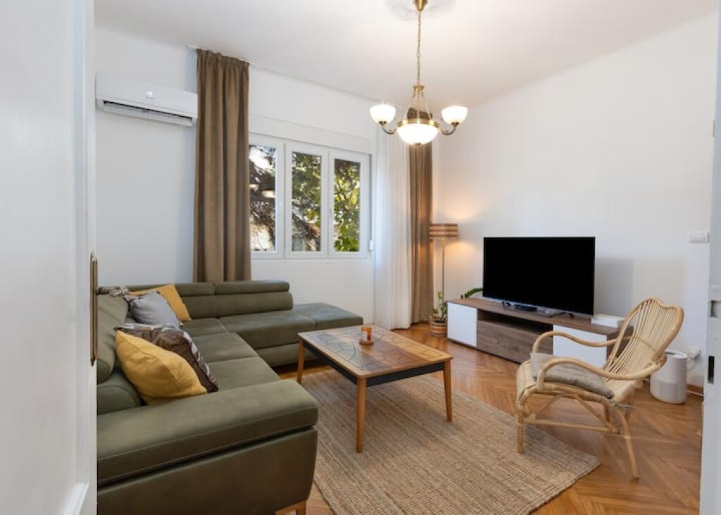 Apartament Me Qera 1+1+kuzhine ne vete Tek Medreseja (ID B211328) Tirane
