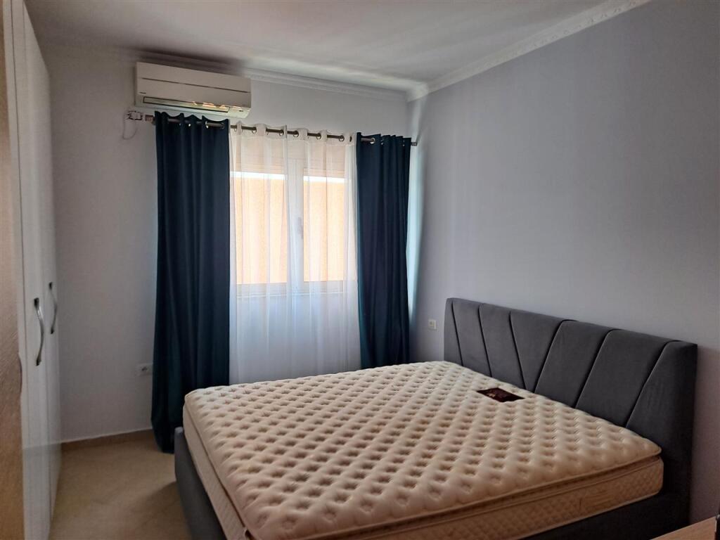 Jepet apartament 2+1+garazhd tek liqeni thate me pamje nga liqeni