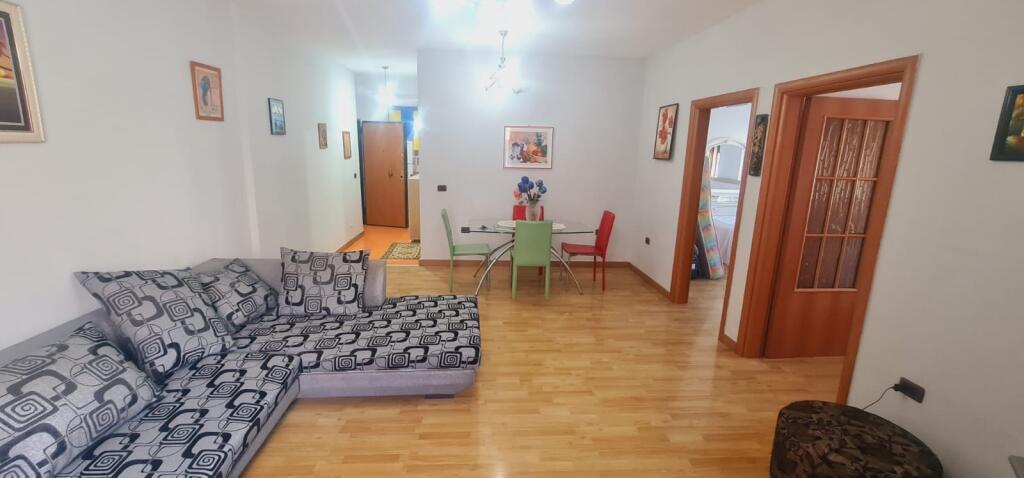 Apartament me qira 2+1+2 – Laprakë (pas Kupolës, KMY)
