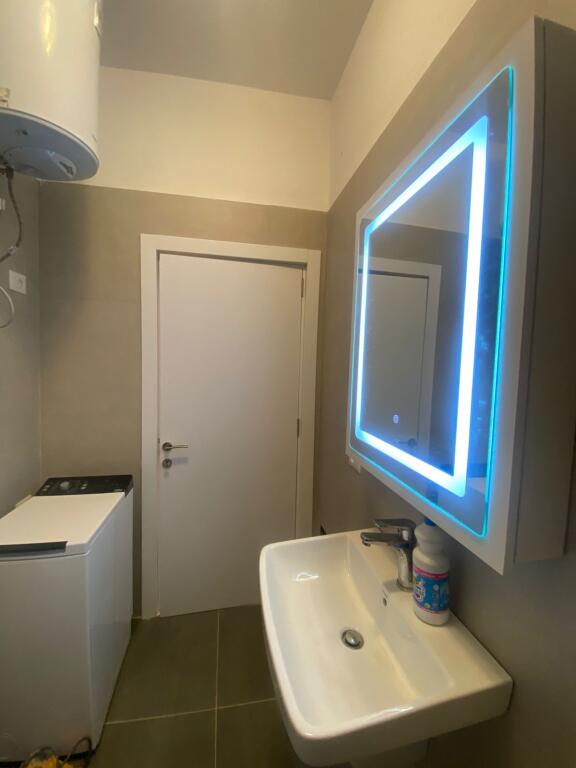 Jepet me qera 1+1 mobiluar shkolla kuqe dhe per Airbnb 599 eu