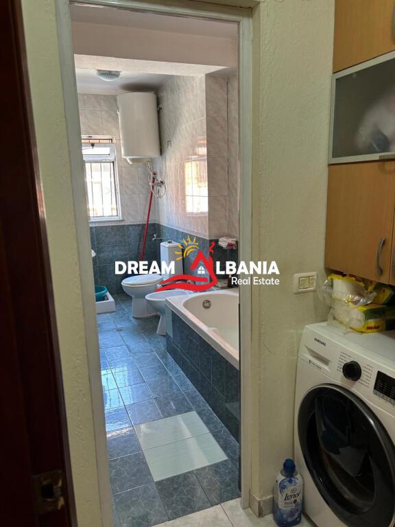 Apartament 2+1+2 tulete ne shitje tek Komuna e Parisit prane Stadiumit Dinamo ne Tirane(ID 41212059)