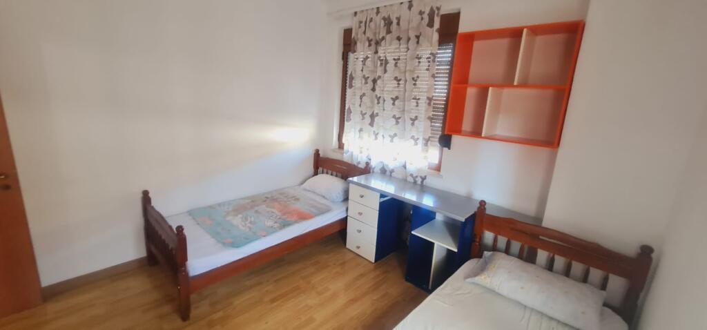 Apartament me qira 2+1+2 – Laprakë (pas Kupolës, KMY)