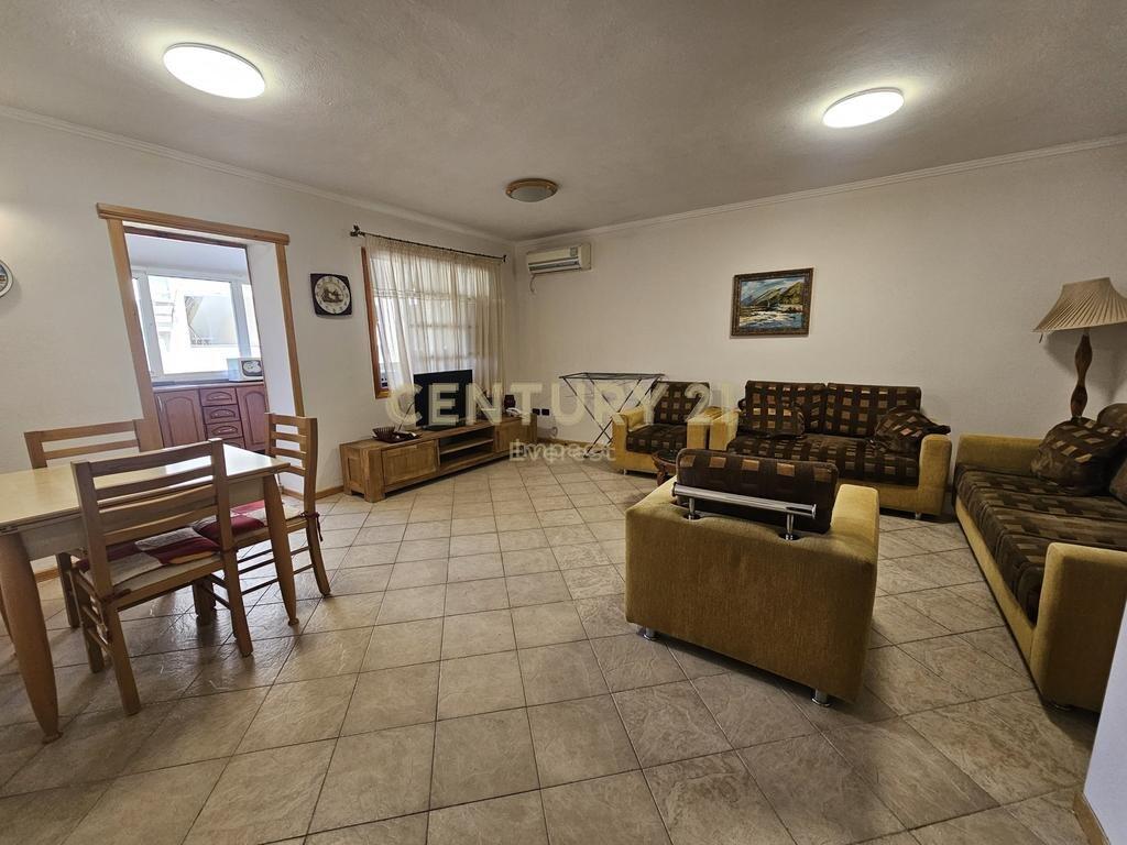 Apartament 3+1+2 me Qira në Shkoze 450 Euro!
