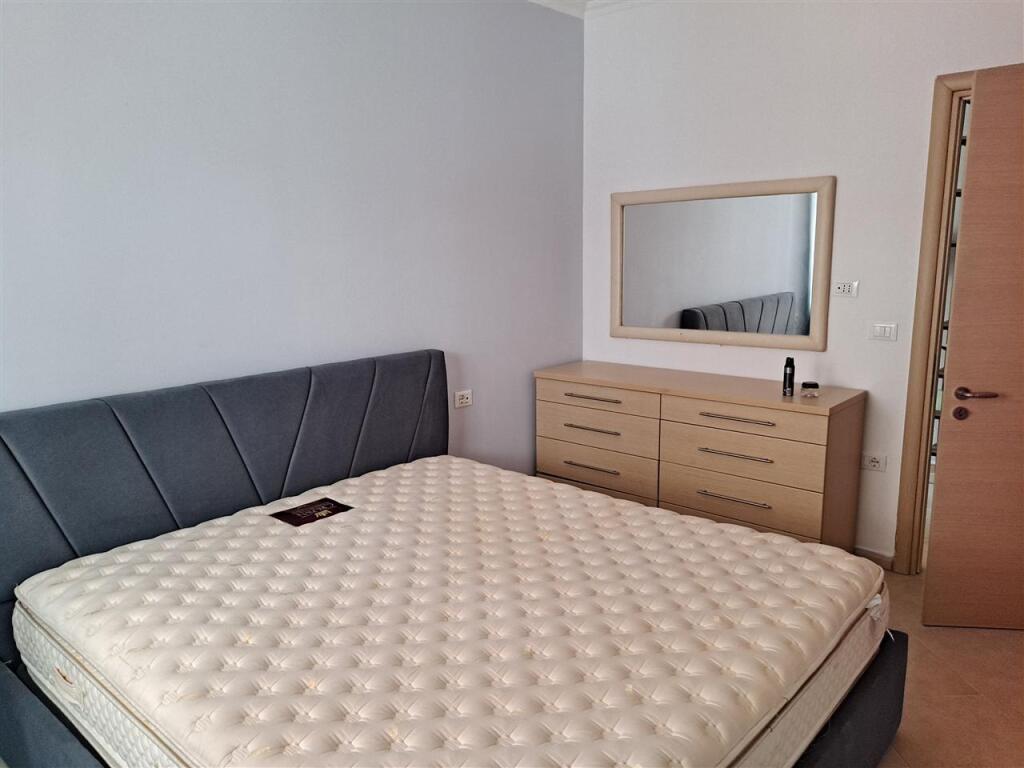 Jepet apartament 2+1+garazhd tek liqeni thate me pamje nga liqeni