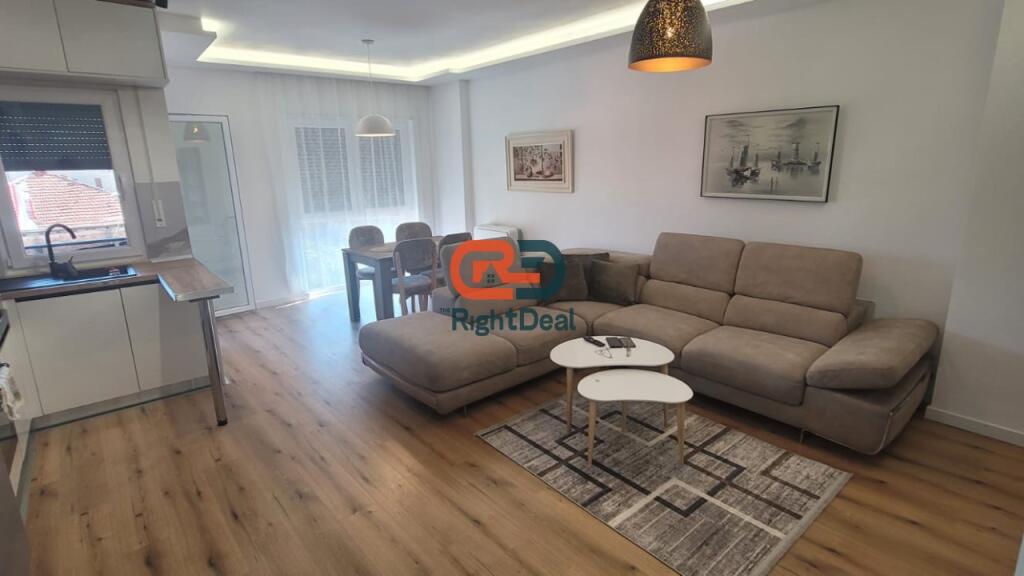 Tek Shkolla E Kuqe, Jepet Me Qira Apartament 2+1, I Sapo Investuar Dhe Me Post Parkimi !!
