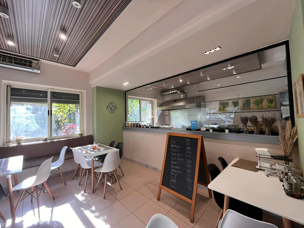 📣 LOCALE COMMERCIALE IN VENDITA📍 Posizione: Via Zihni Sako, vicino a Varri i Bamit (sulla strada principale) 💶 Prezzo: 10.000 euro