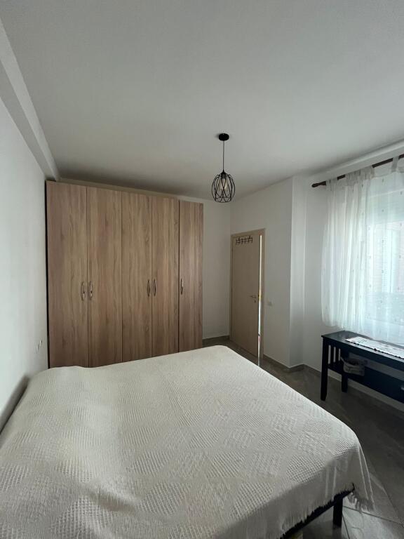Nella zona di Liqeni i Thate, Rr. Peti, si affitta un appartamento 1+1 arredato, 48.000 Leke