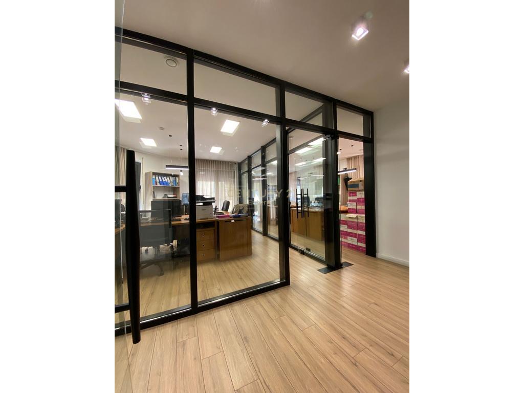 Jepet me Qira Ambjent per Zyra plus 4 poste Parkimi           4,500 € /Muaj