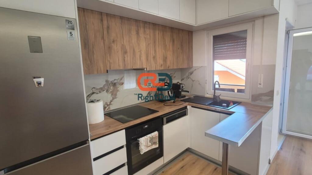 Tek Shkolla E Kuqe, Jepet Me Qira Apartament 2+1, I Sapo Investuar Dhe Me Post Parkimi !!