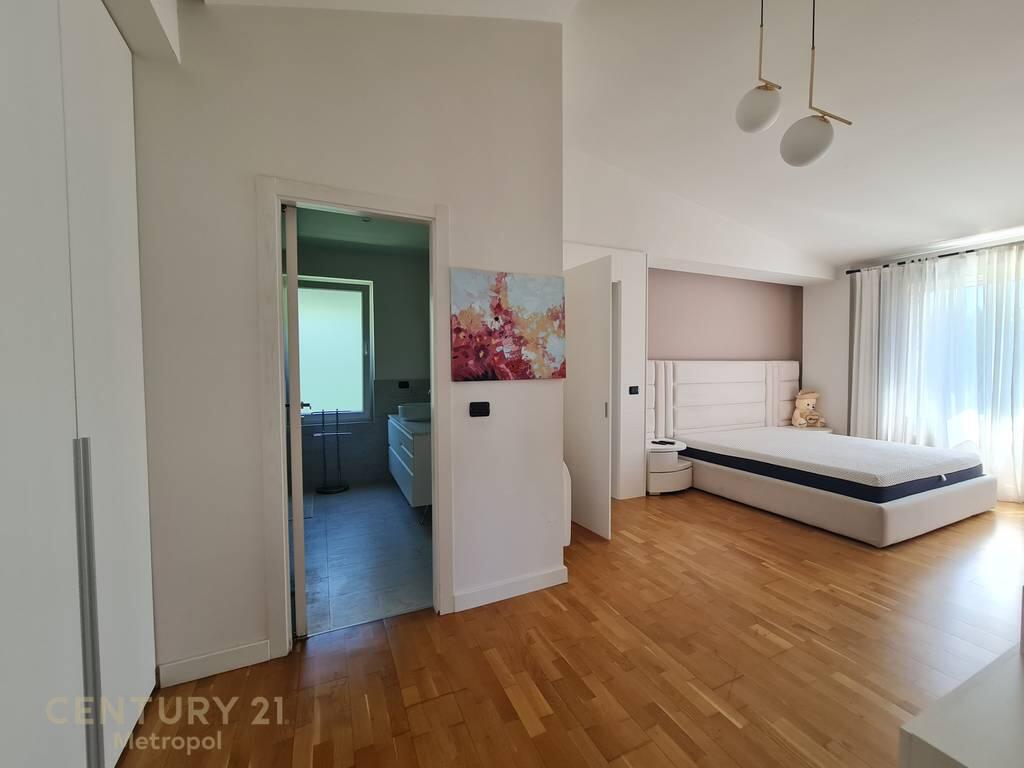 VILË INDIVIDUALE ME PISHINË ME QIRA AFËR TEG! 4,500 € /muaj