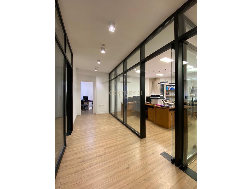 Jepet me Qira Ambjent per Zyra plus 4 poste Parkimi 4,500 € /Muaj