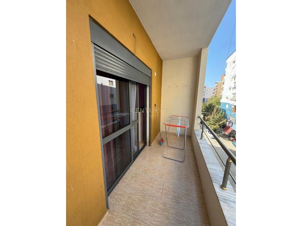 Jepet me Qera apartament 1+1 në Plazh Iliria, Durrës    350 € /Muaj
