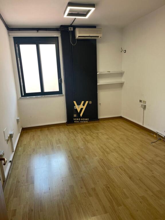 JEPET AMBIENT KOMERCIAL 220 M2 ME QERA NE MYSLYM SHYR 1.100 EURO