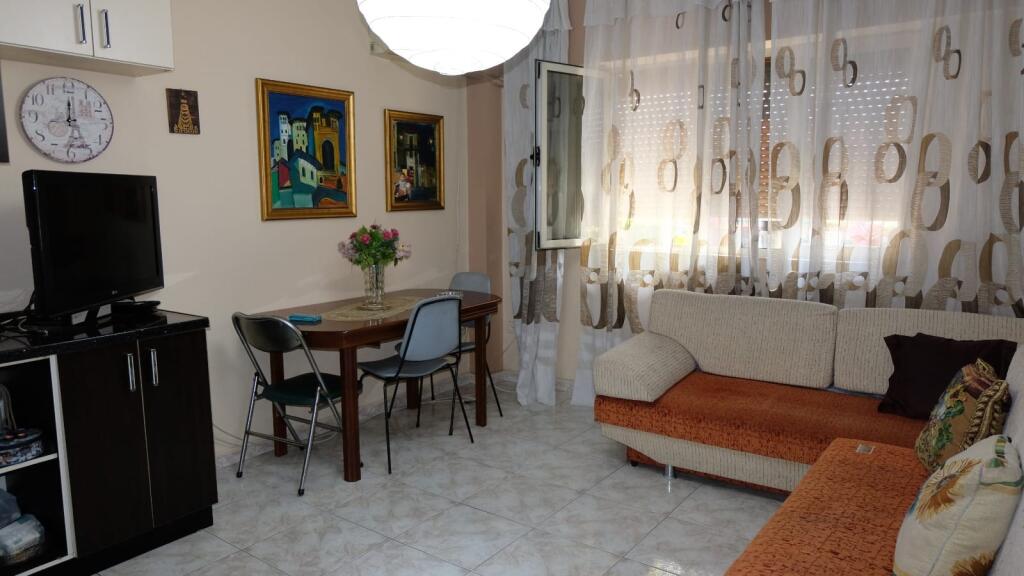 Apartament 2+1 në Qendër, përballë Bankës